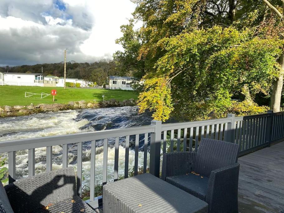Stunning 3 Bed Riverside Cabin In Snowdonia Caeathro Exterior photo