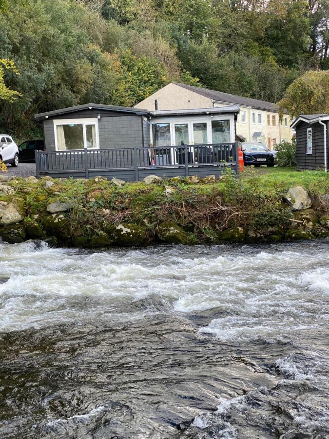 Stunning 3 Bed Riverside Cabin In Snowdonia Caeathro Exterior photo