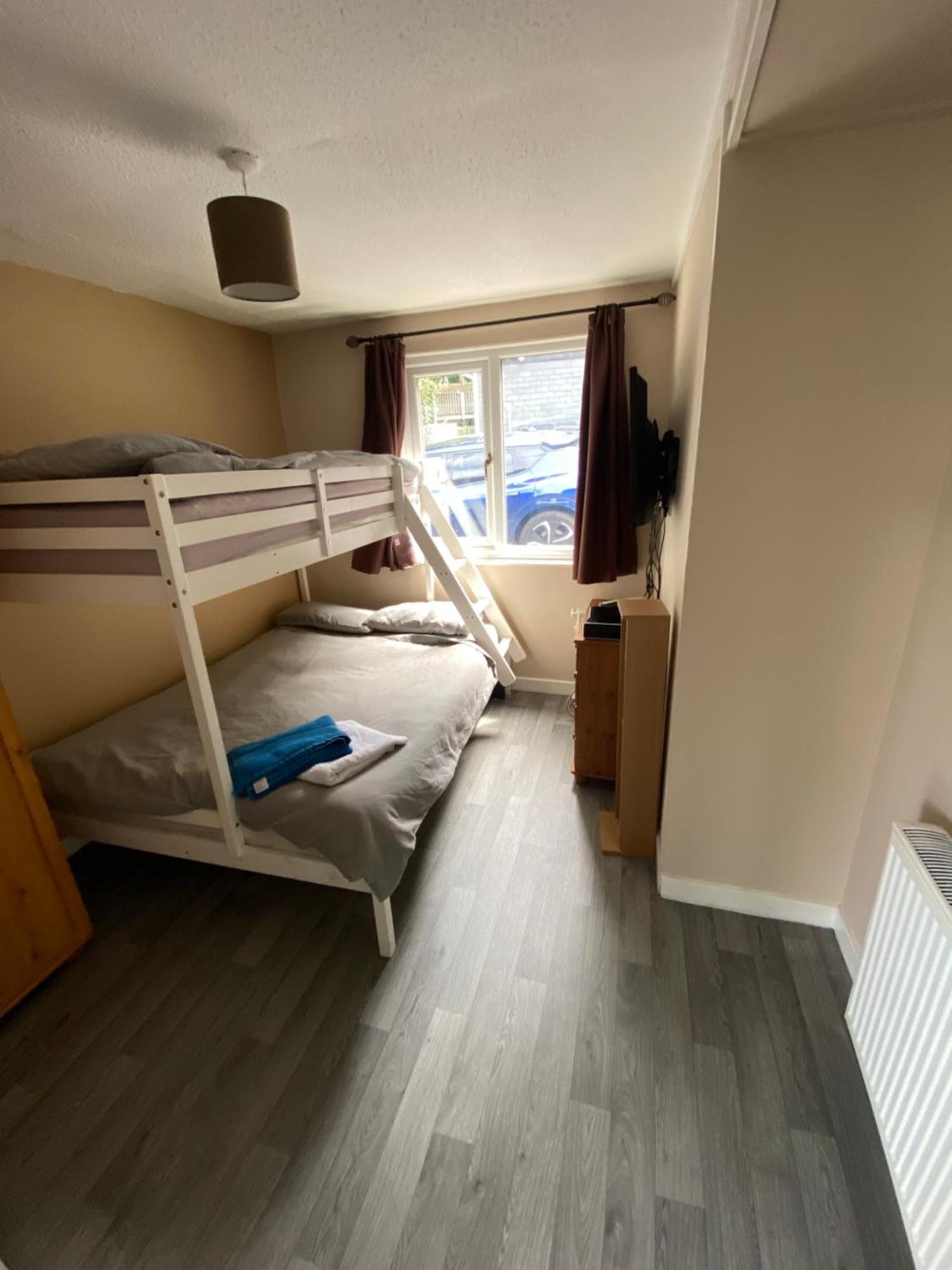 Stunning 3 Bed Riverside Cabin In Snowdonia Caeathro Exterior photo