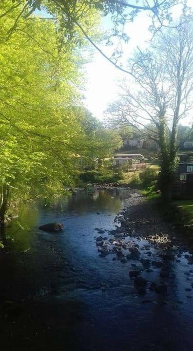 Stunning 3 Bed Riverside Cabin In Snowdonia Caeathro Exterior photo