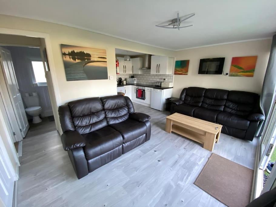 Stunning 3 Bed Riverside Cabin In Snowdonia Caeathro Exterior photo