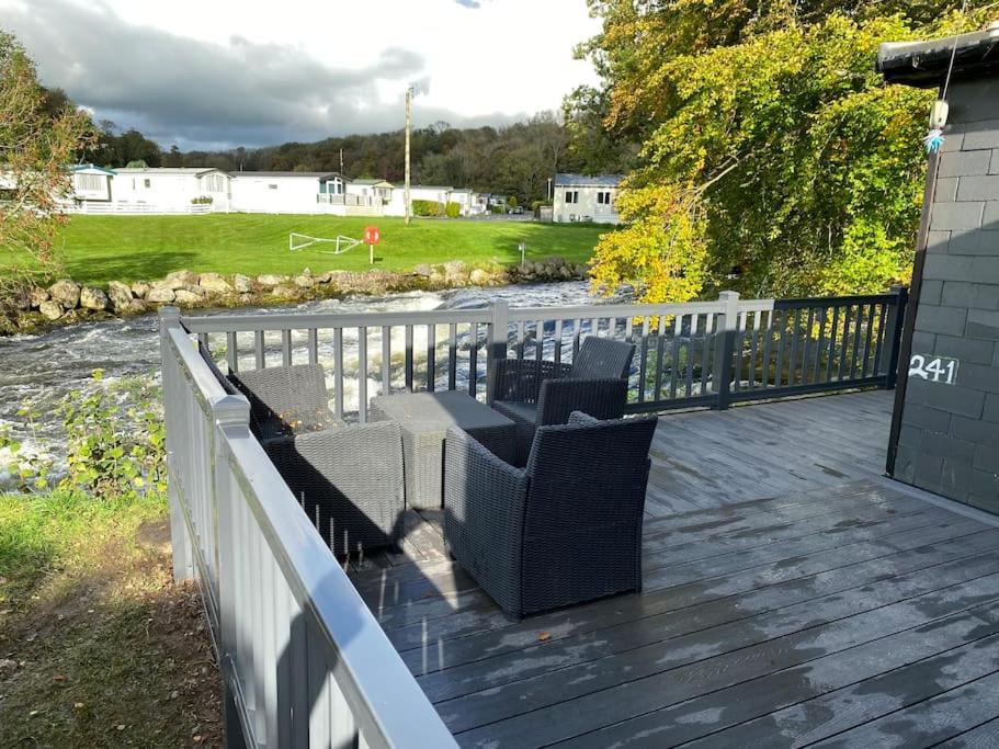 Stunning 3 Bed Riverside Cabin In Snowdonia Caeathro Exterior photo