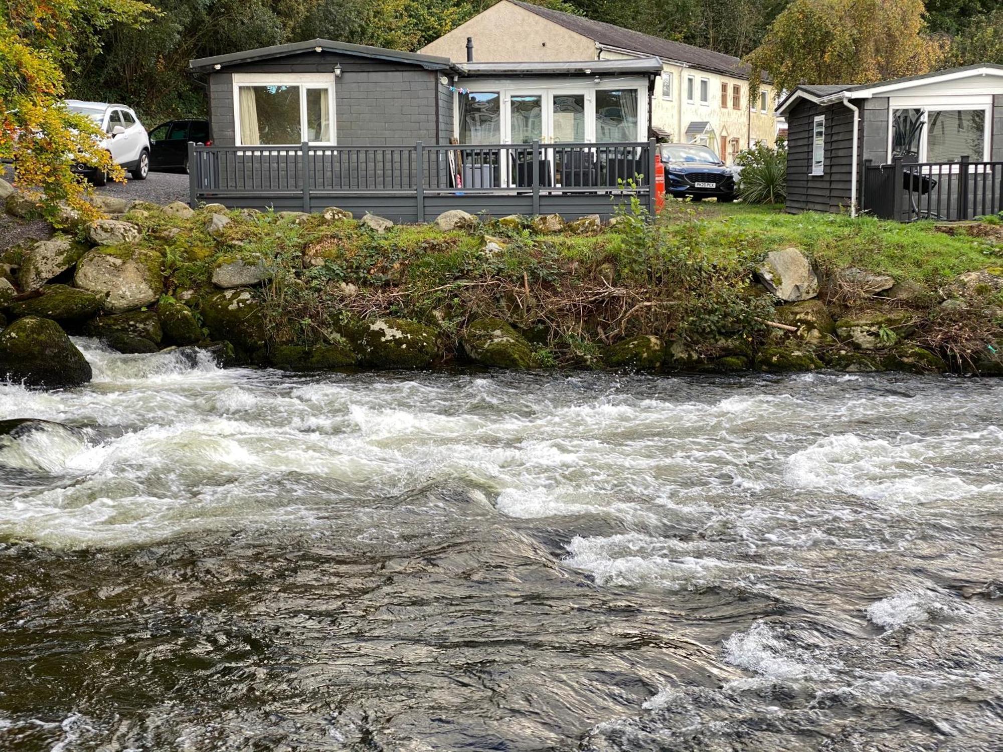 Stunning 3 Bed Riverside Cabin In Snowdonia Caeathro Exterior photo